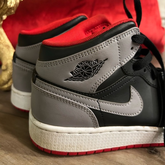 🚨🔥 AIR JORDAN 1 MID (GS) BIG KIDS US SIZE - 4 Y - Picture 4 of 8